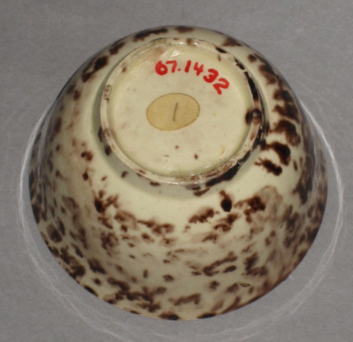 1967.1432 Teabowl (underside)