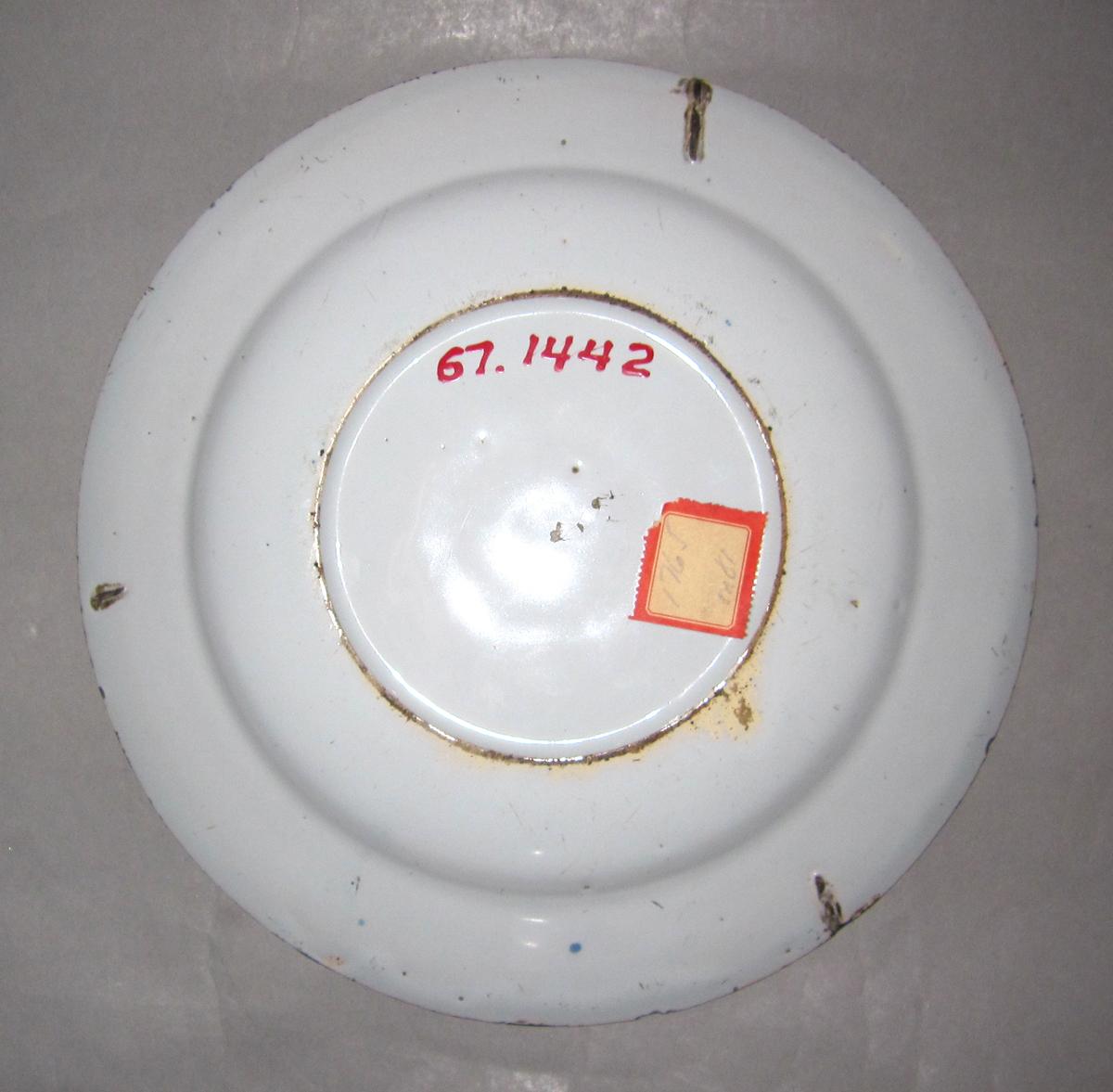 1967.1442 Delft plate underside