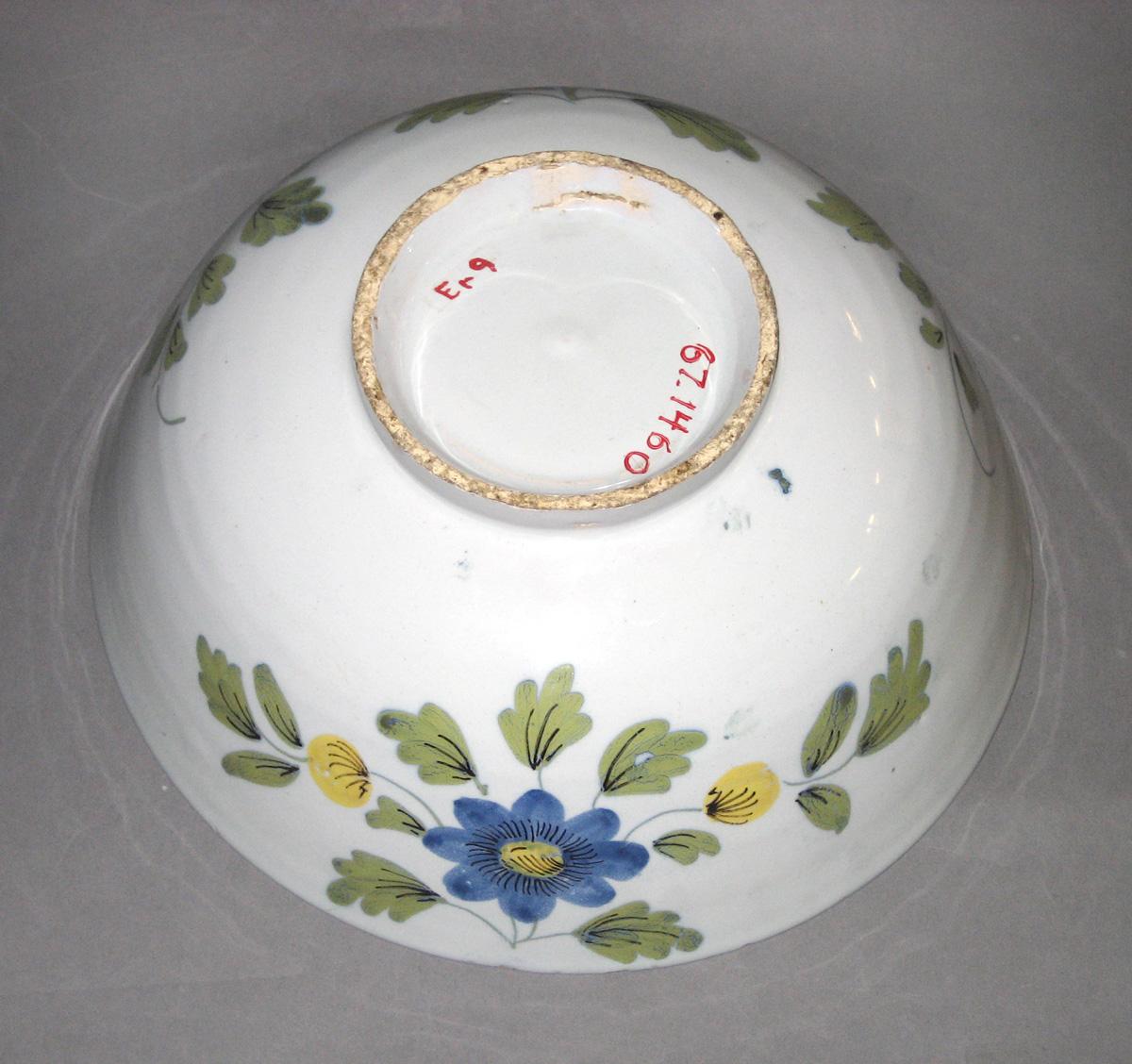 1967.1460 Delft punch bowl bottom