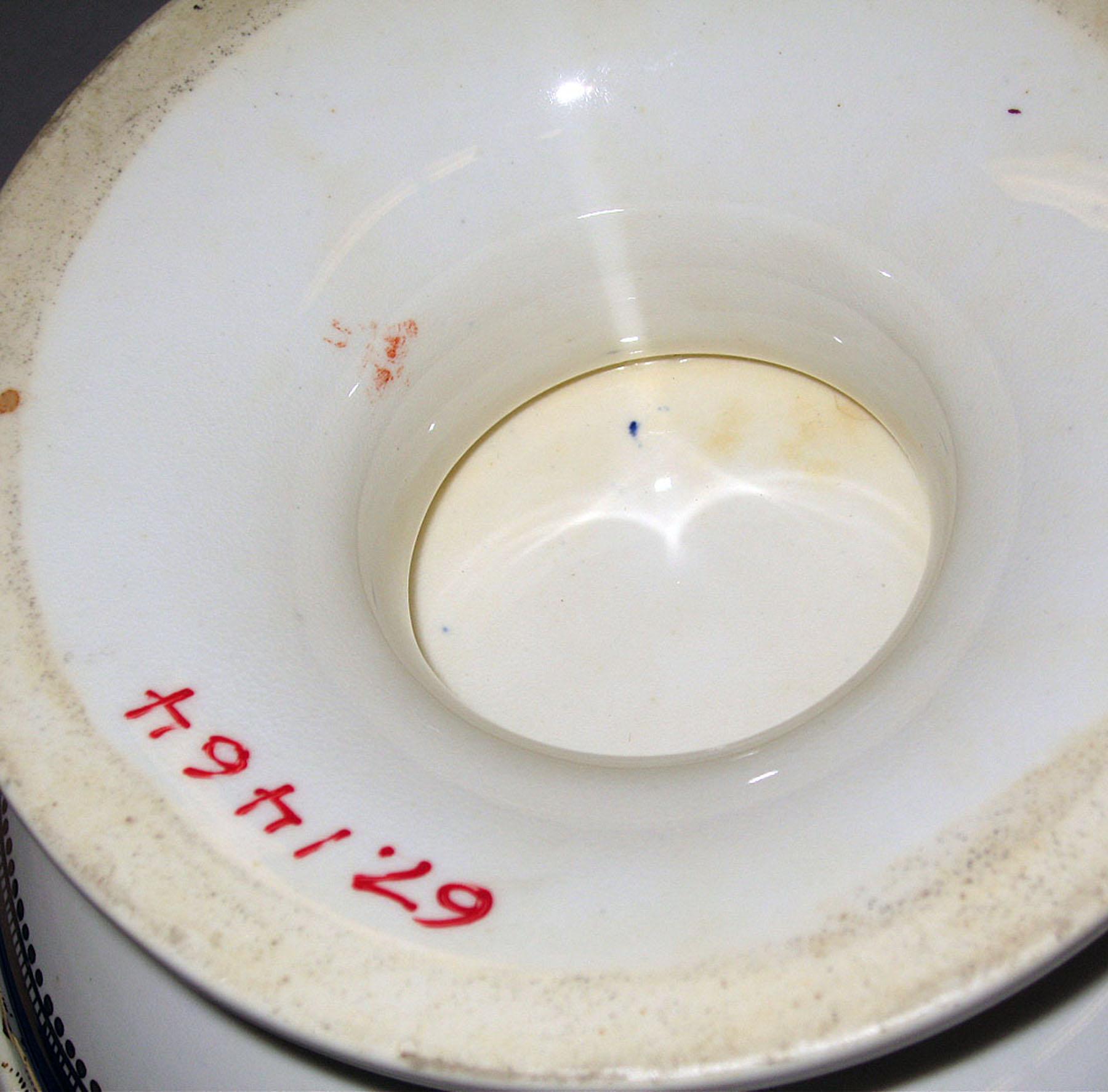 1967.1464 Derby bone-china bowl (underside)
