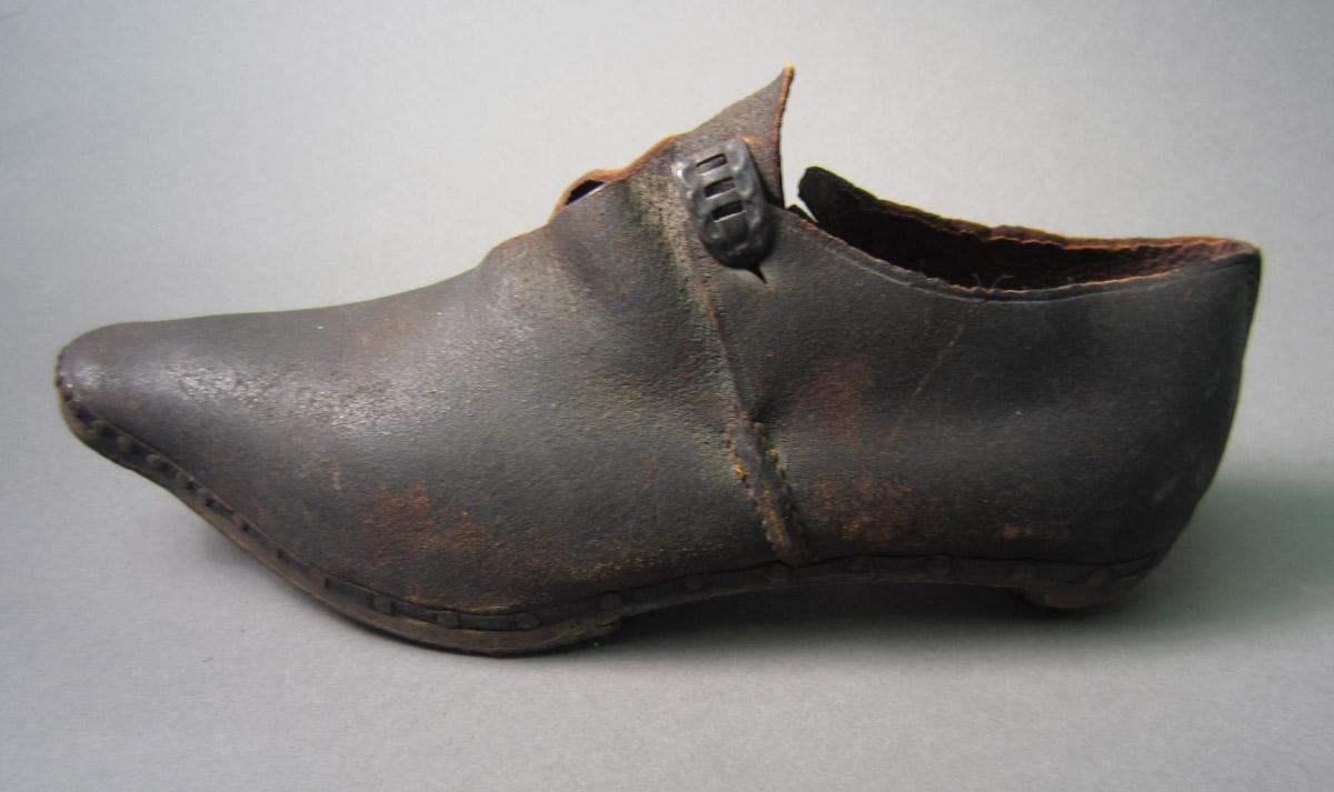 1967.1473.001 Shoe, Alt