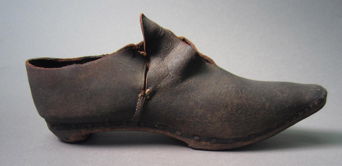 1967.1473.001 Shoe, Side 2