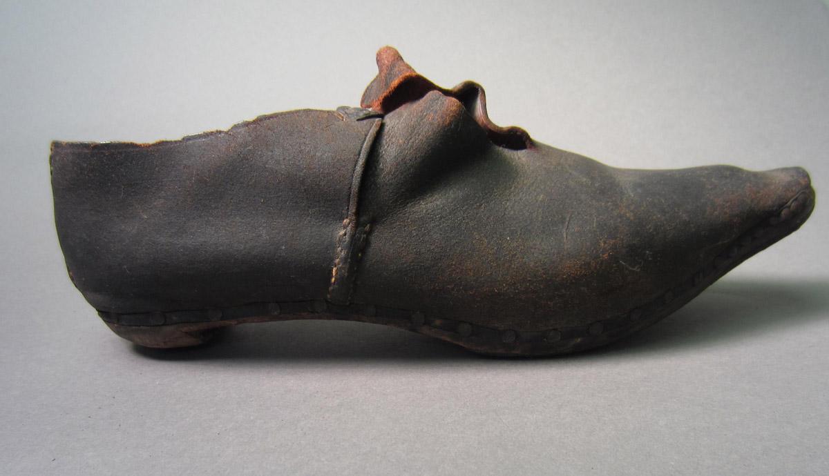 1967.1473.002 Shoe, Side