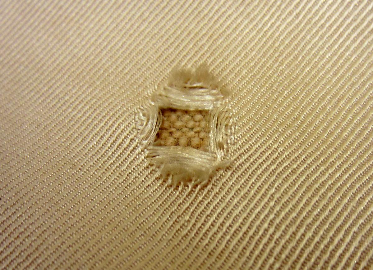 1967.1483 Breeches, Hole