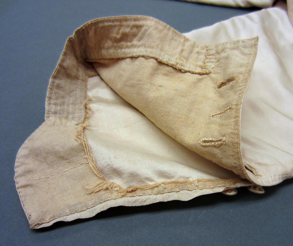 1967.1483 Breeches, Knee interior