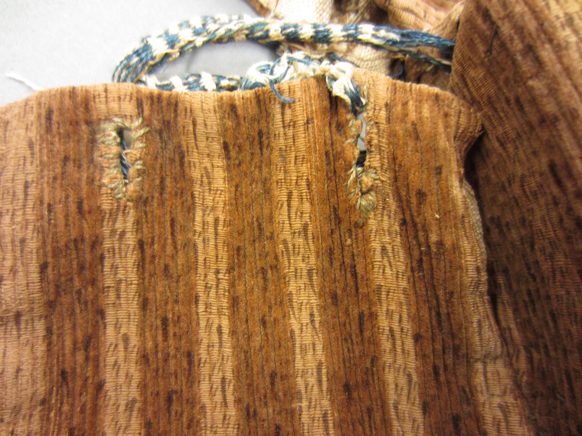 1967.1484 Breeches, Buttonholes 2