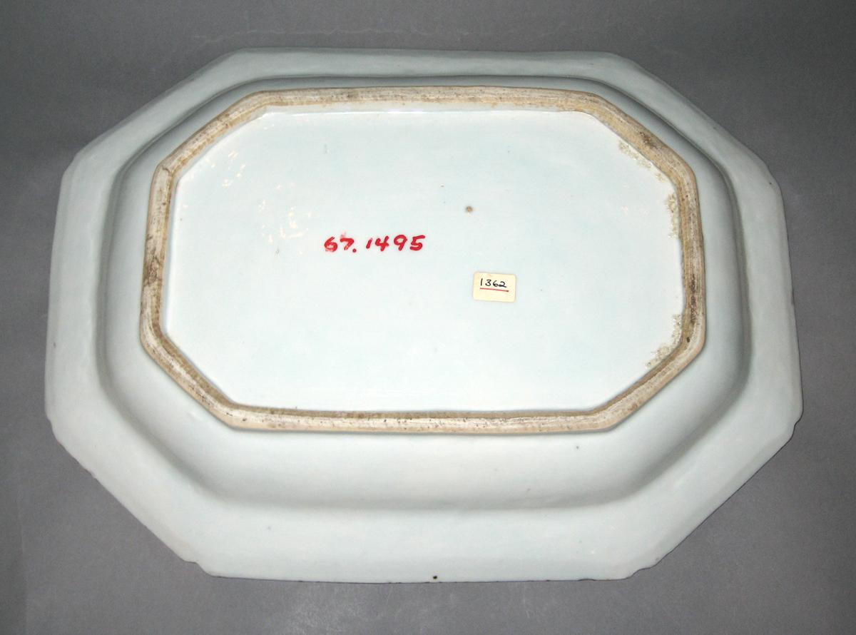 1967.1495 Porcelain dish, bottom