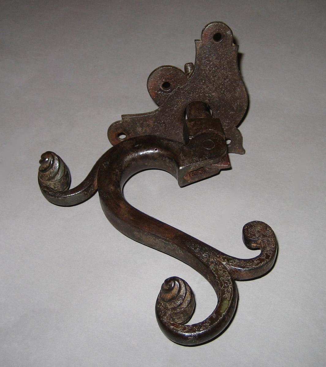 1967.1516 A-C Door knocker