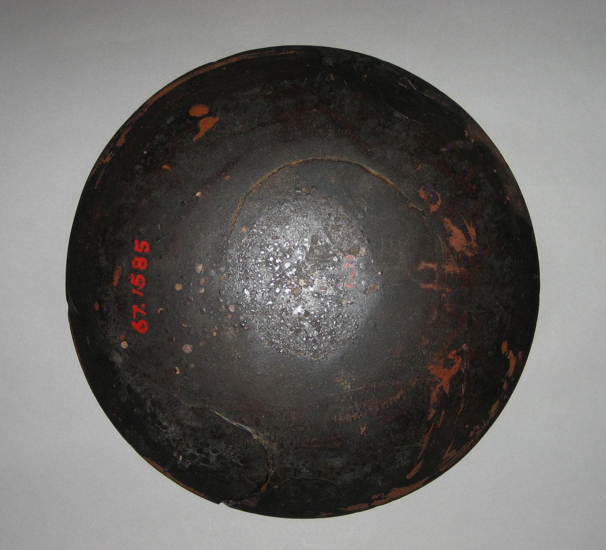 1967.1585 Dish, underside