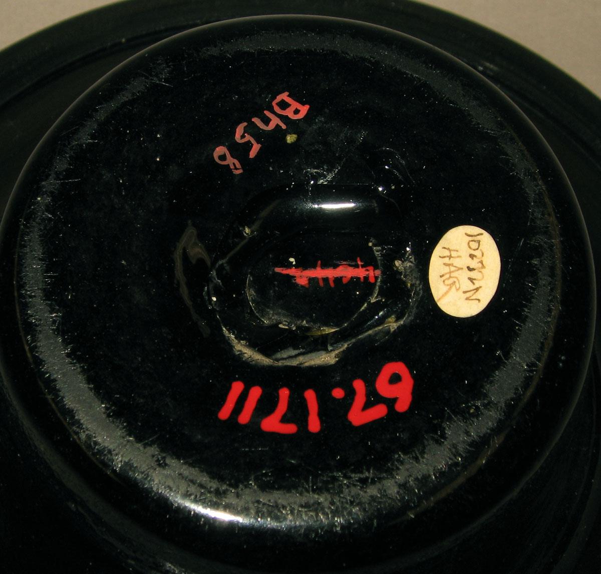 1967.1711 Glass bowl (underside)