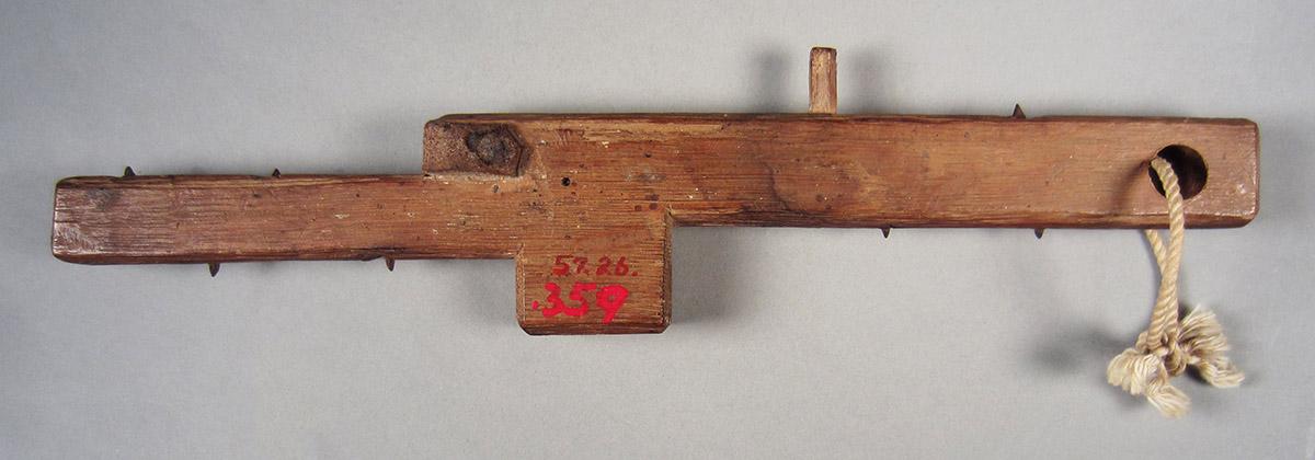 1957.0026.359 Gauge, side 1