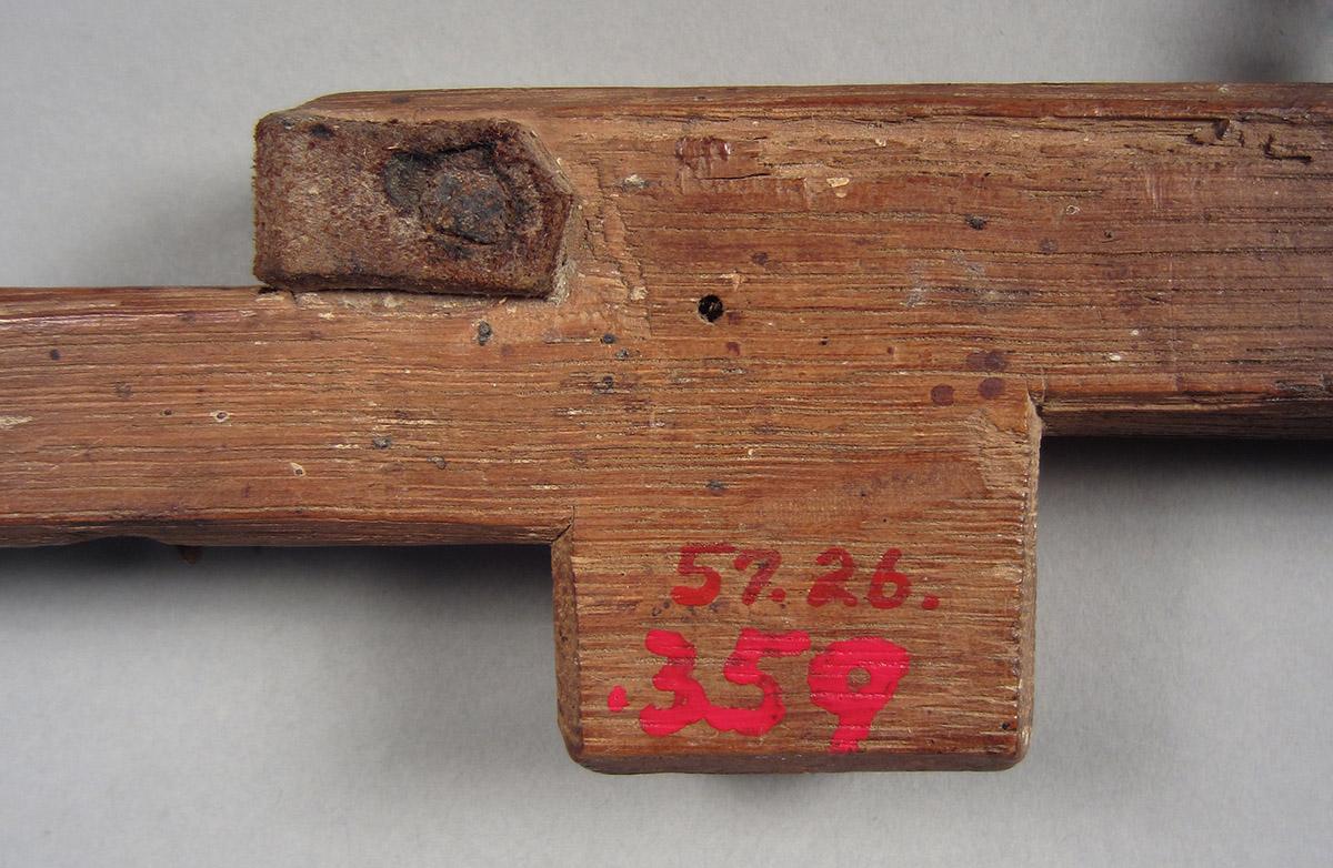 1957.0026.359 Gauge, center detail