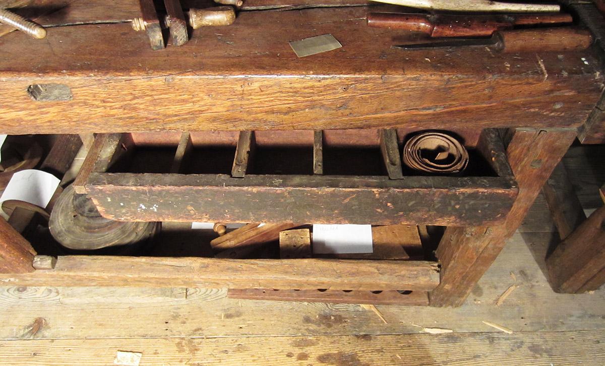 1957.0026.368 A-I, Work bench, drawer side 1