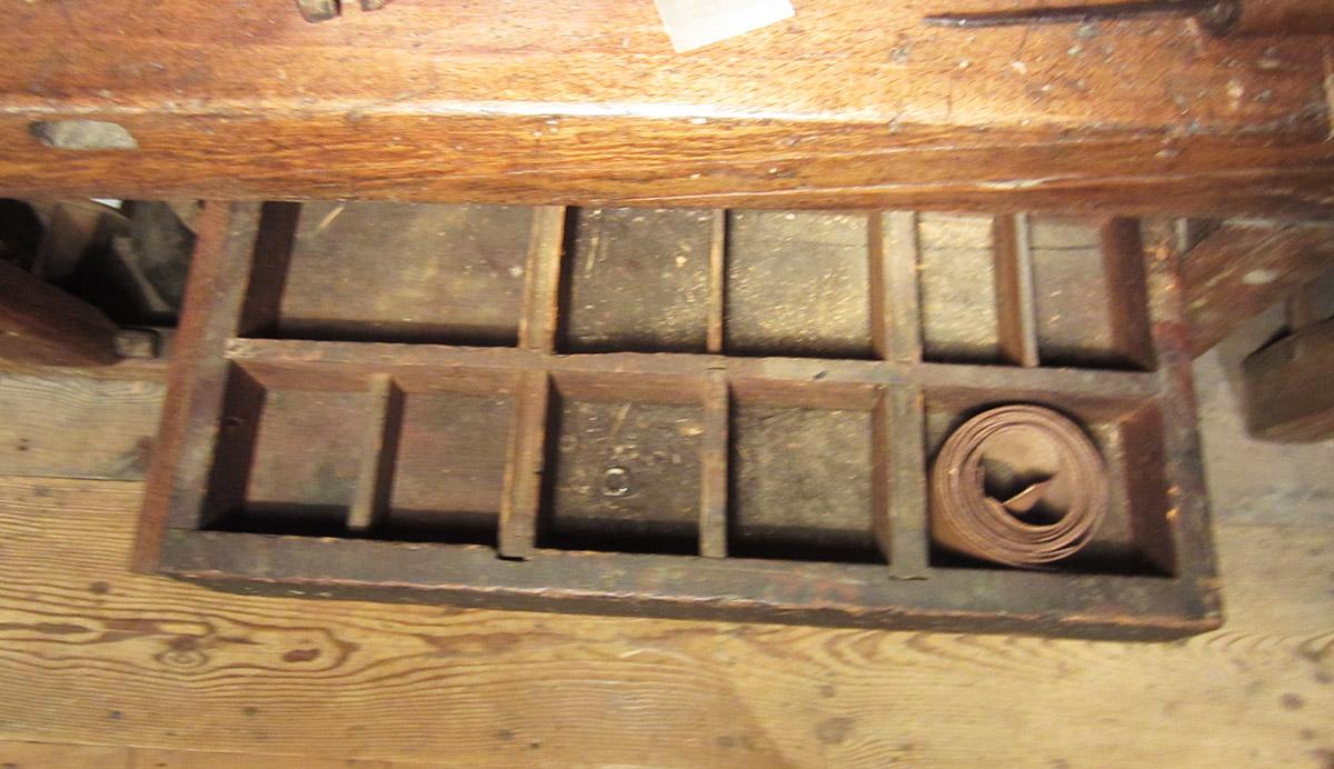 1957.0026.368 A-I, Work bench, drawer inside