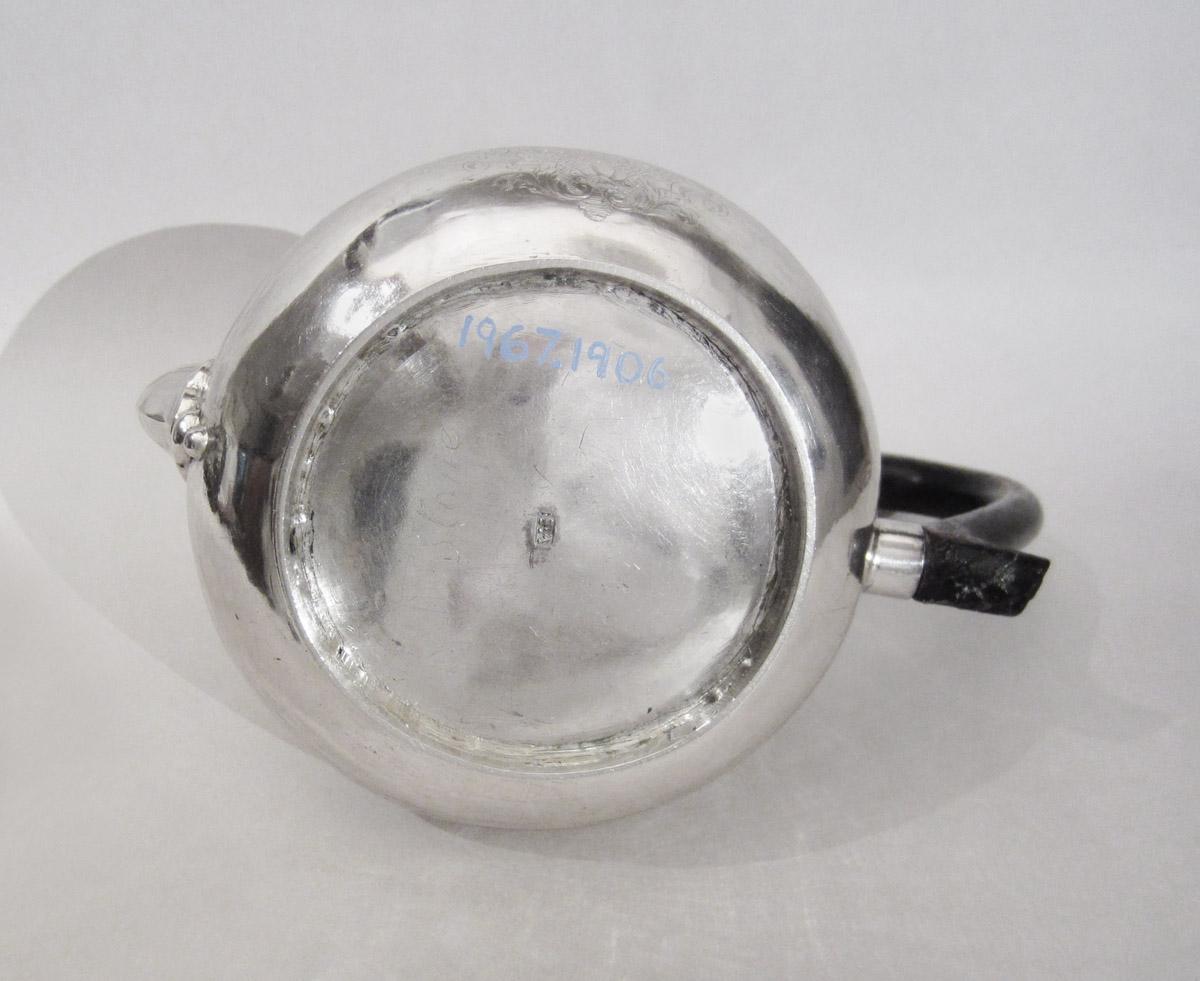 1967.1906 Teapot, underside