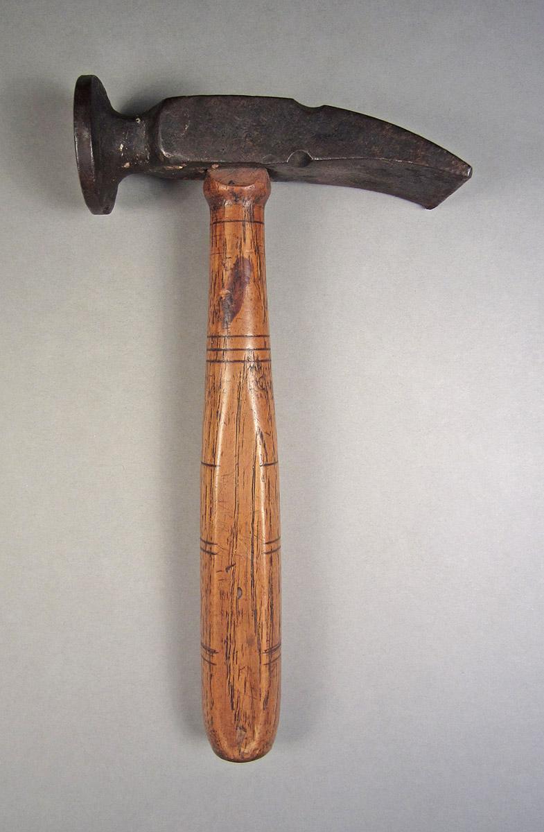 1957.0026.379 A, B, Hammer, side 1