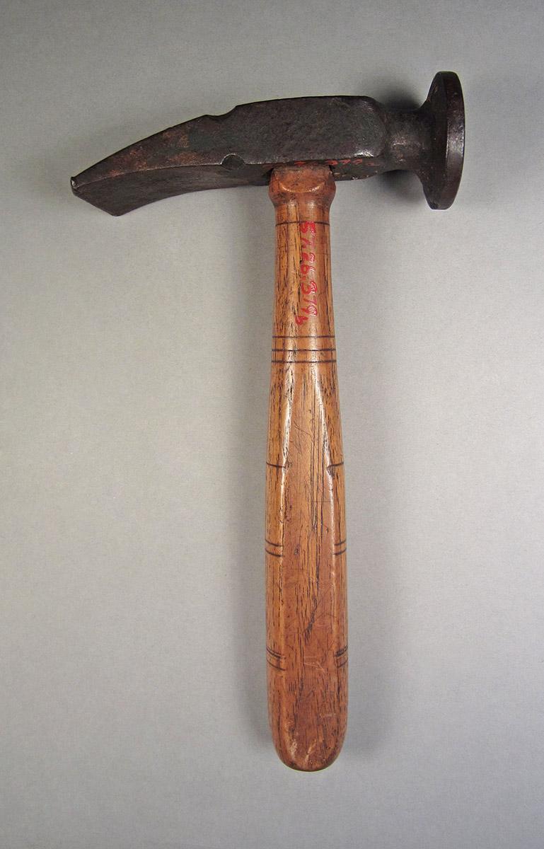 1957.0026.379 A, B, Hammer, side 2