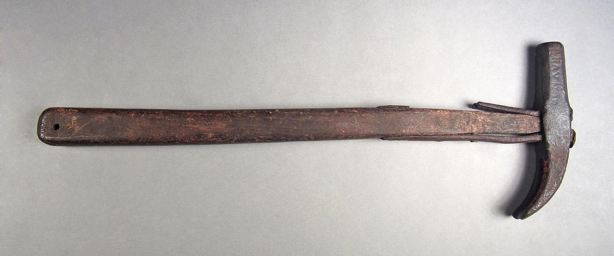 1957.0026.384, Hammer, side 1