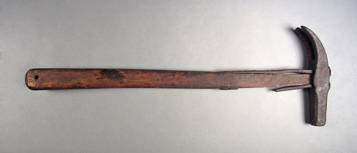 1957.0026.384, Hammer, side 2