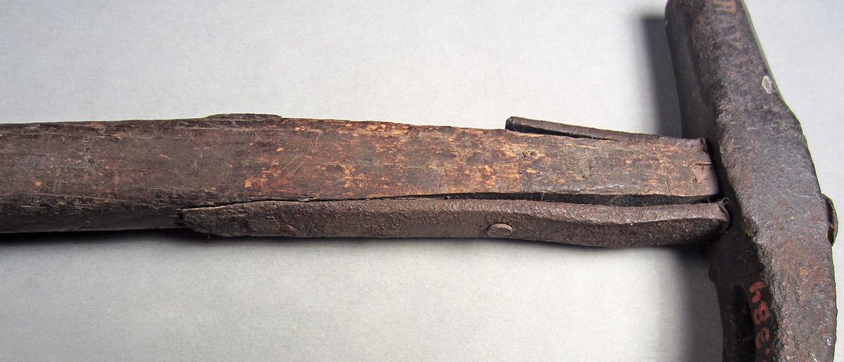 1957.0026.384, Hammer, strap detail 1