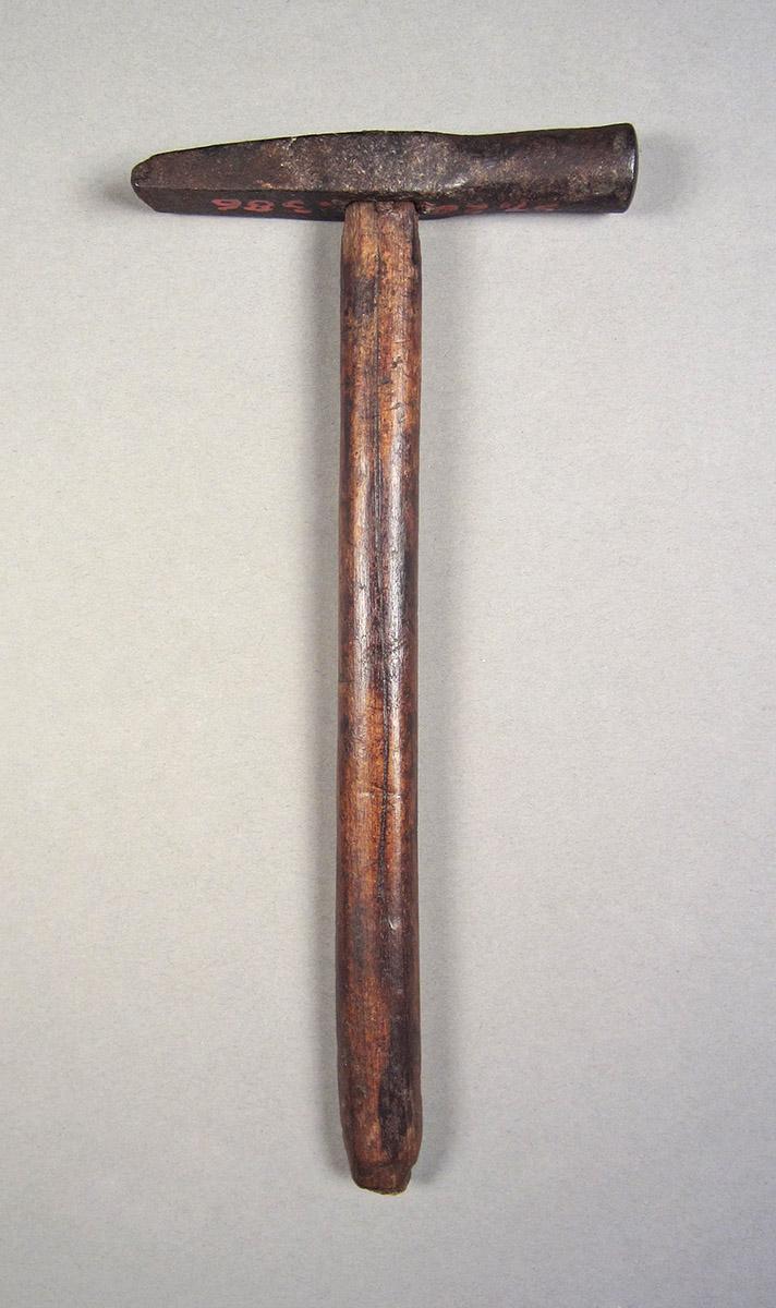1957.0026.386, Hammer, side 1