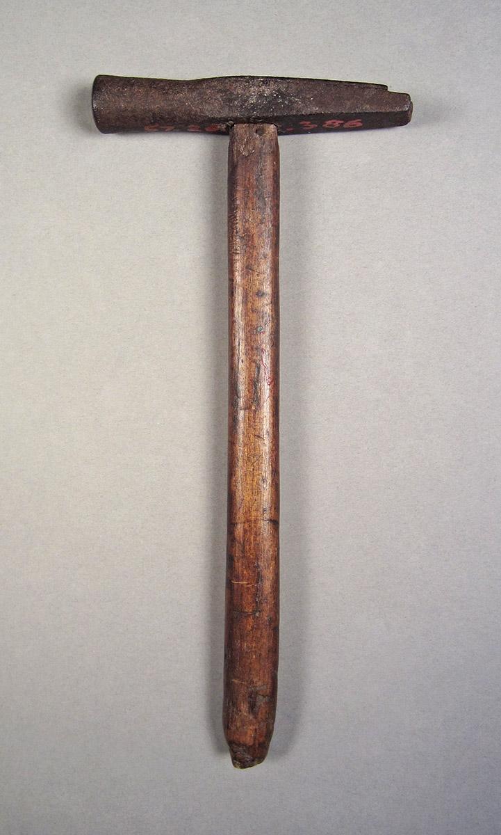 1957.0026.386, Hammer, side 2