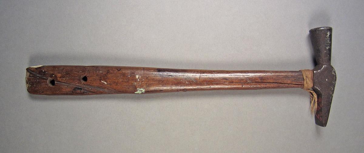 1957.0026.387, Hammer, side 1