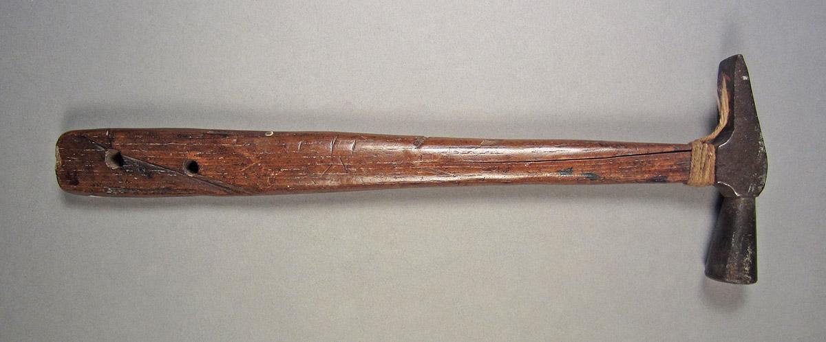 1957.0026.387, Hammer, side 2