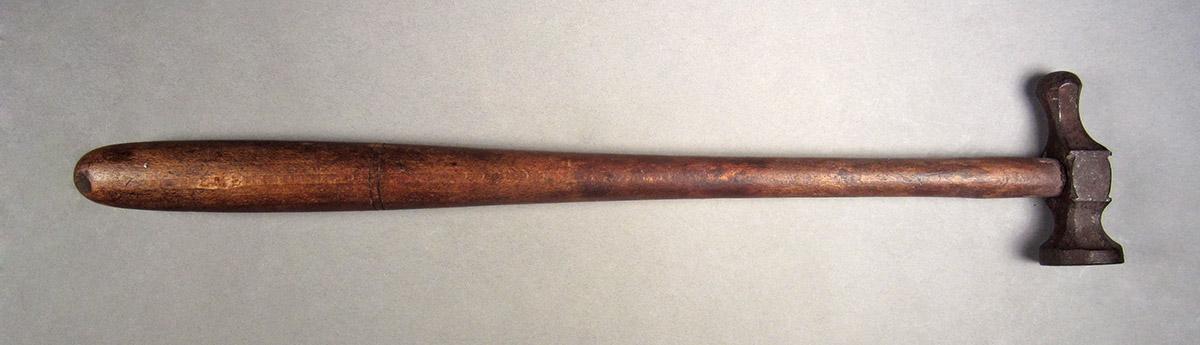 1957.0026.388, Hammer, side 1