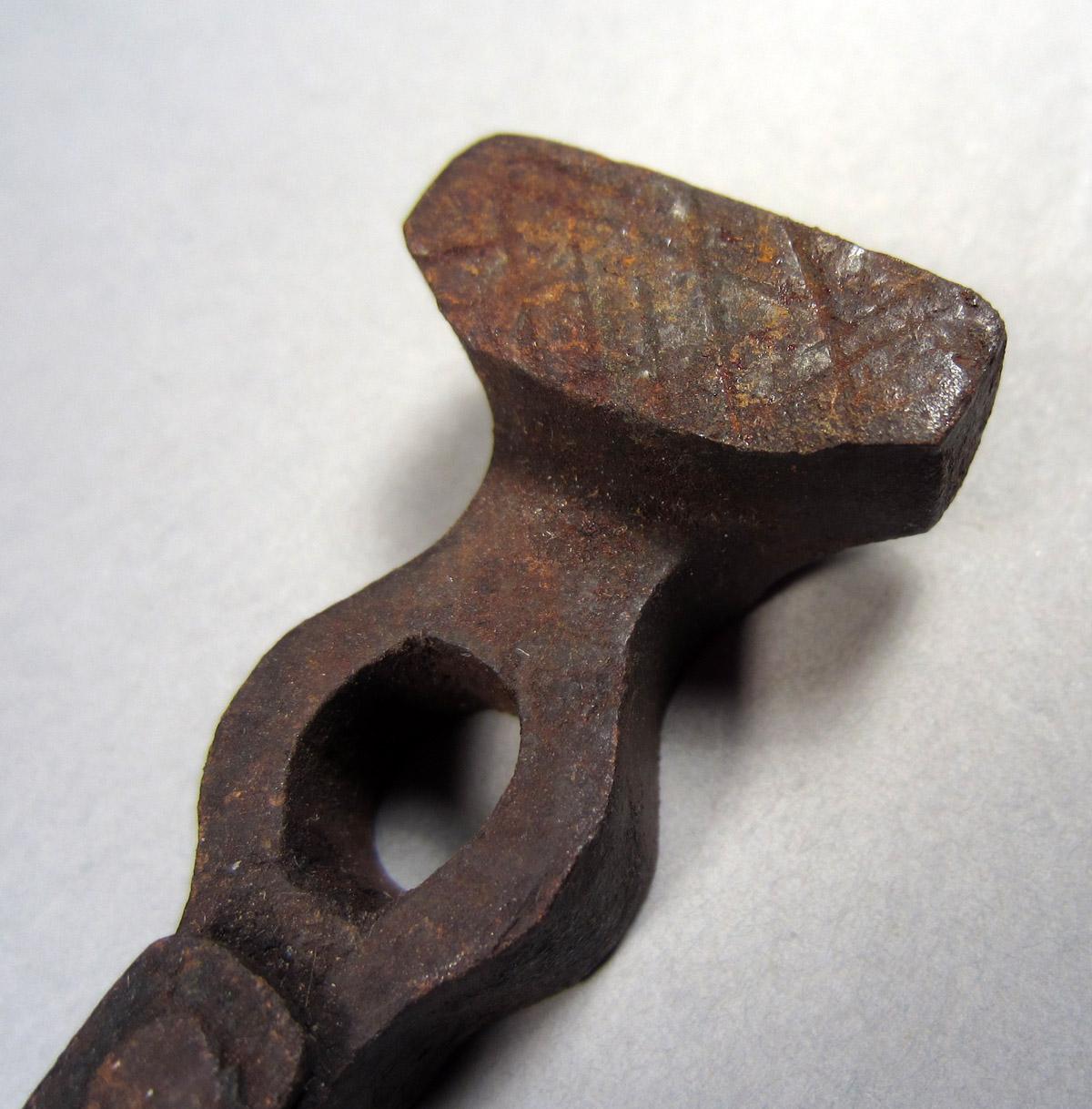 1957.0026.396 Hand vise, Detail