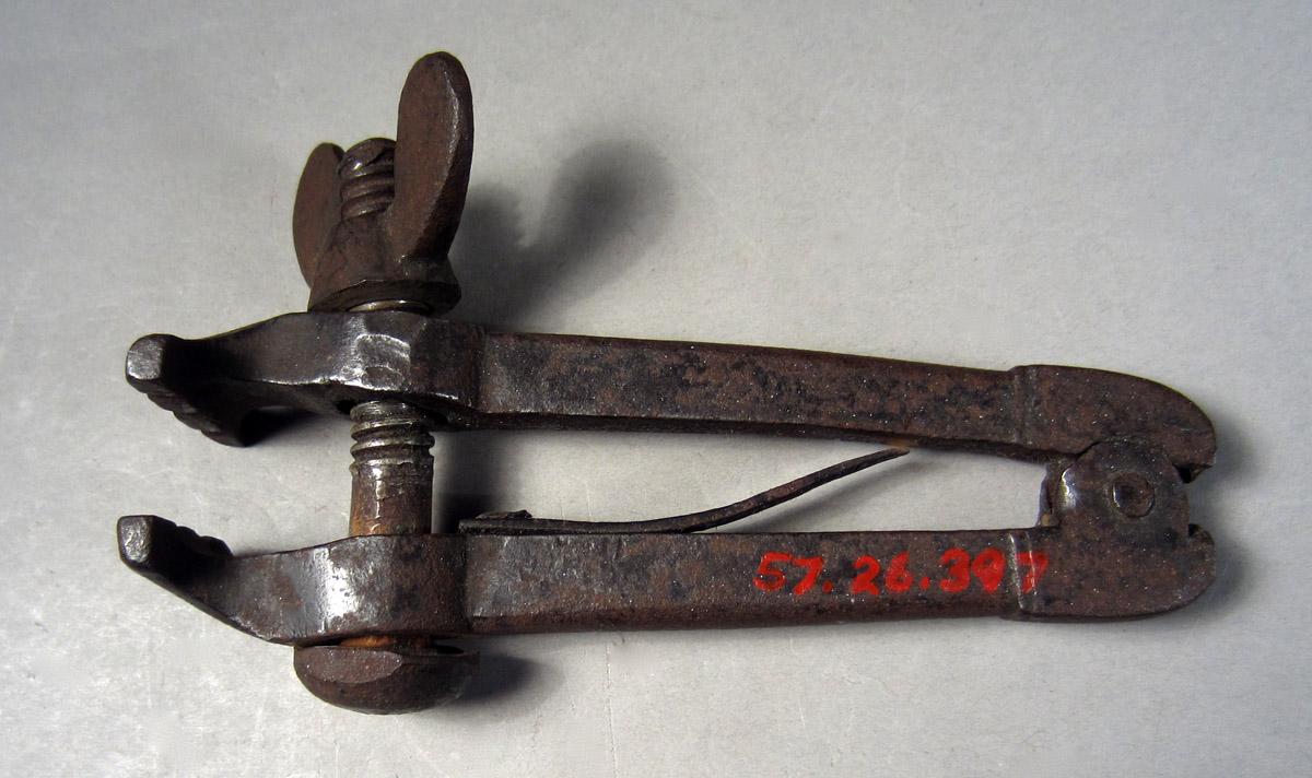 1957.0026.397 Hand vise, View 3