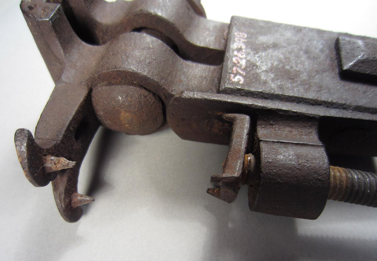 1957.0026.398 Bench vise, Prongs