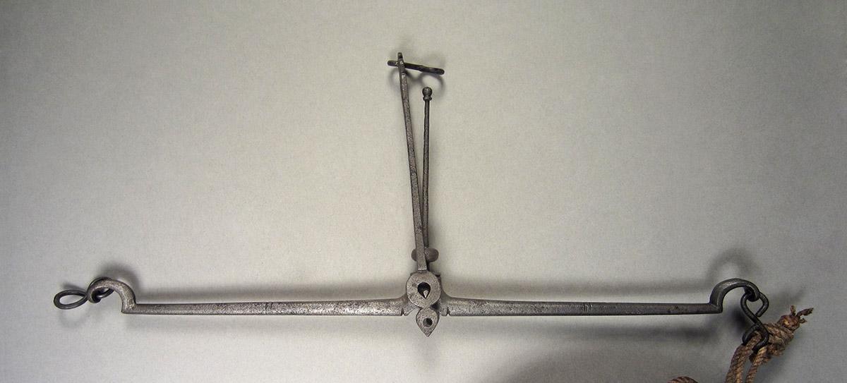 1957.0026.399, Scales, top piece
