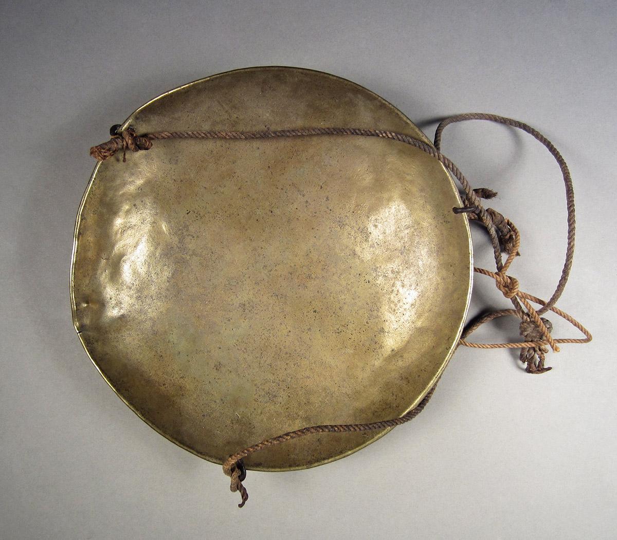 1957.0026.399, Scales, pan side 1