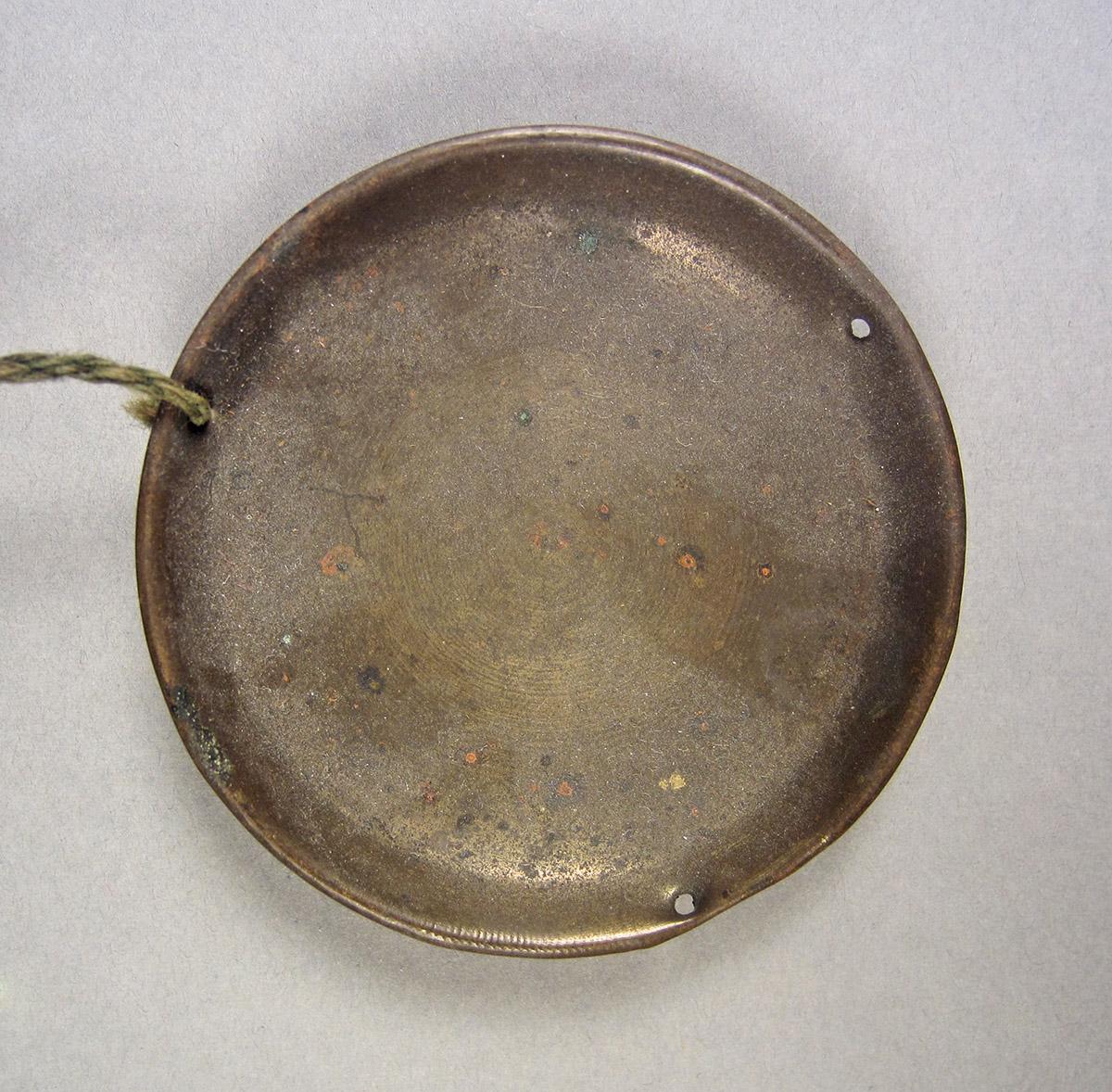 1957.0026.400, Scales, cup side 1