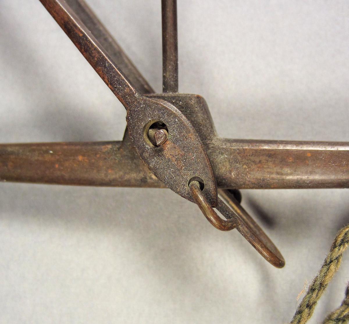 1957.0026.400, Scales, top detail