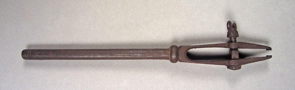 1957.0026.402, Hand vise, side 1