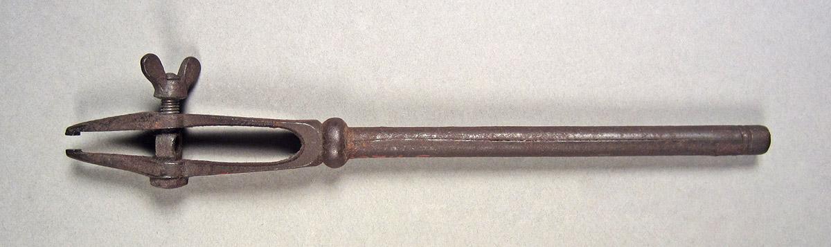 1957.0026.402, Hand vise, side 2