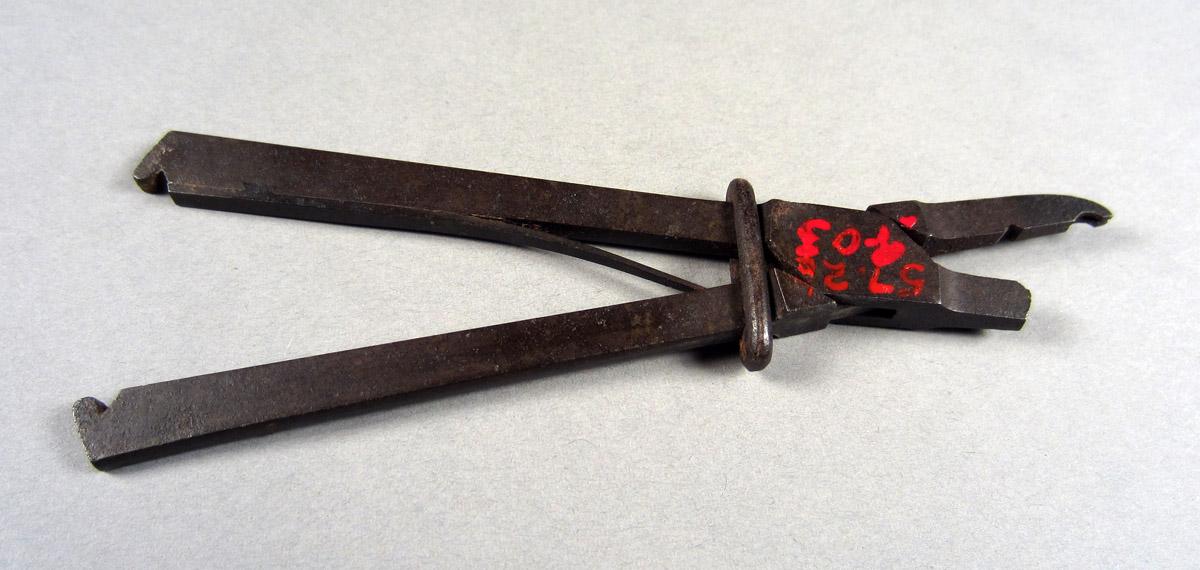 1957.0026.403 Sliding or buckle tongs, View 2