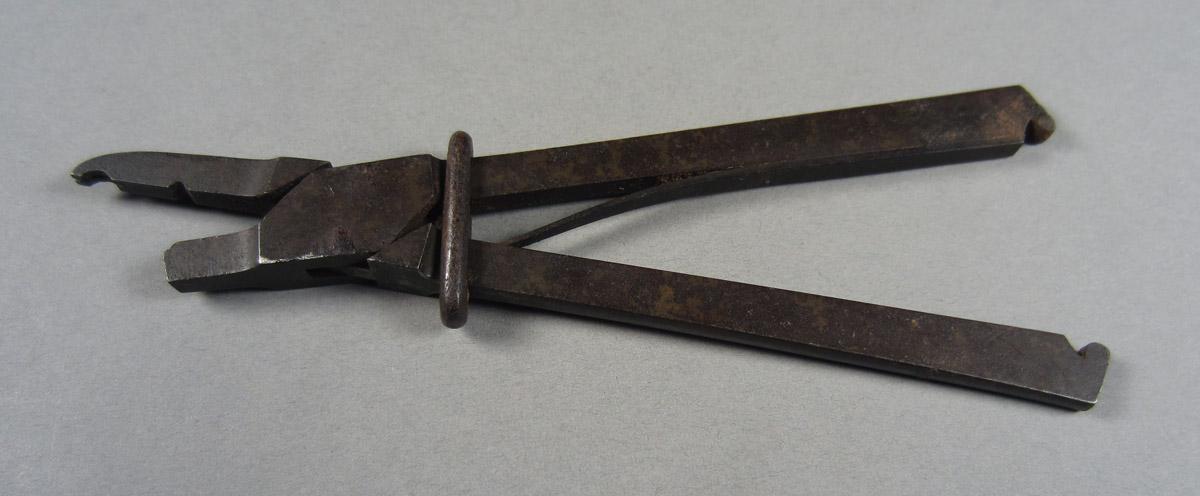 1957.0026.403 Sliding or buckle tongs, View 1