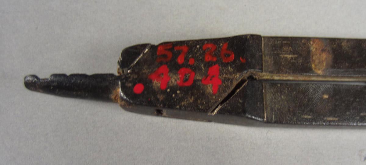 1957.0026.404 Sliding tongs, Detail
