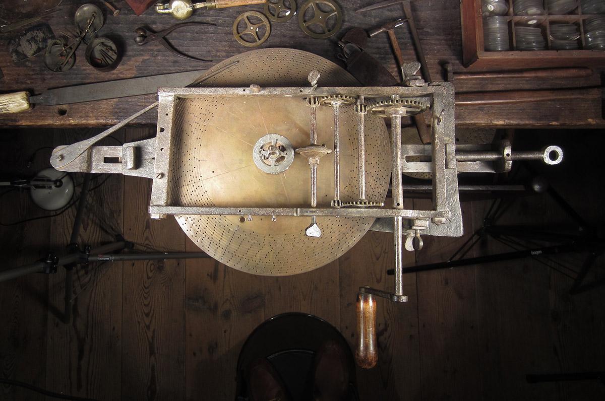 1957.0026.409 A-C, Wheel-cutting engine, top