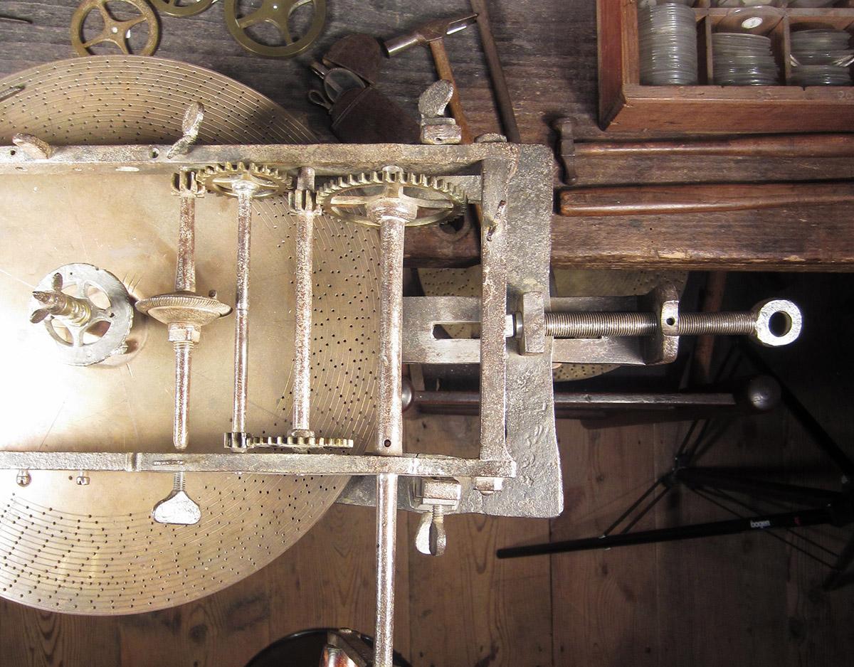 1957.0026.409 A-C, Wheel-cutting engine, frame top detail 1