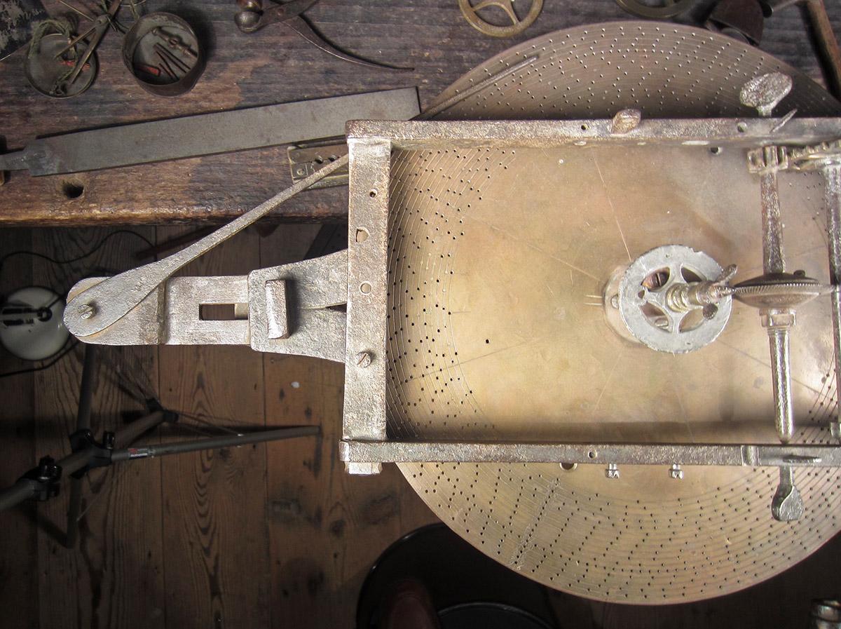 1957.0026.409 A-C, Wheel-cutting engine, frame top detail 2