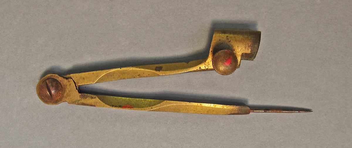 1957.0026.422, Compass, side 1