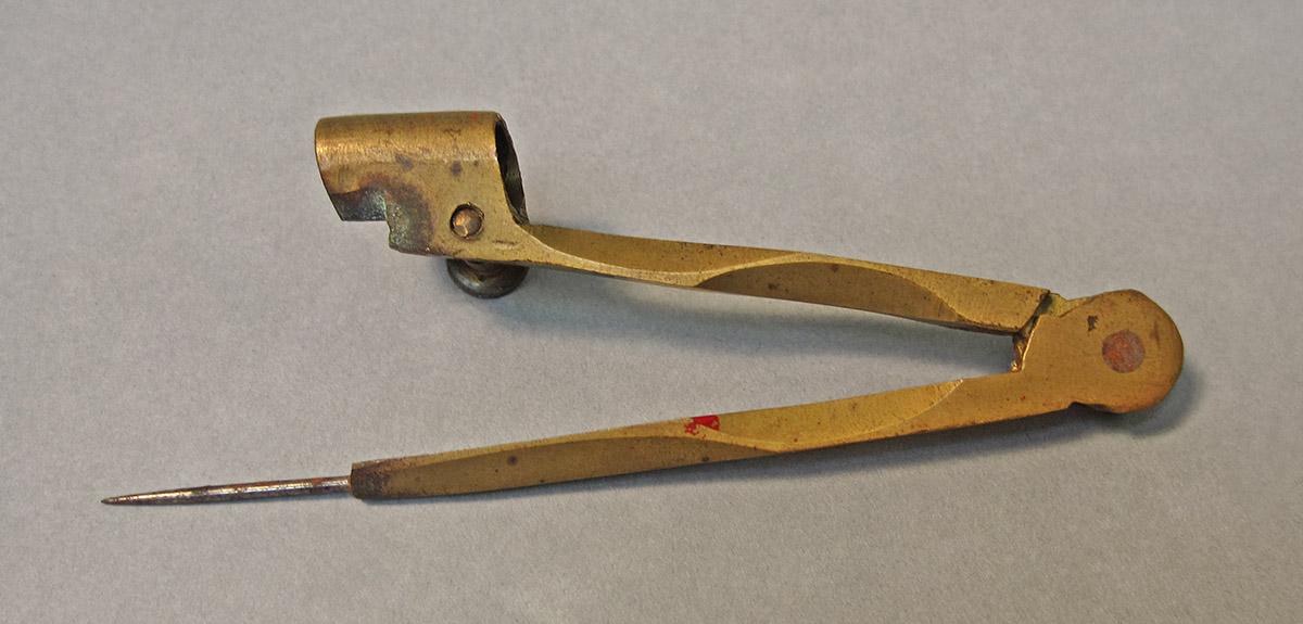 1957.0026.422, Compass, side 2