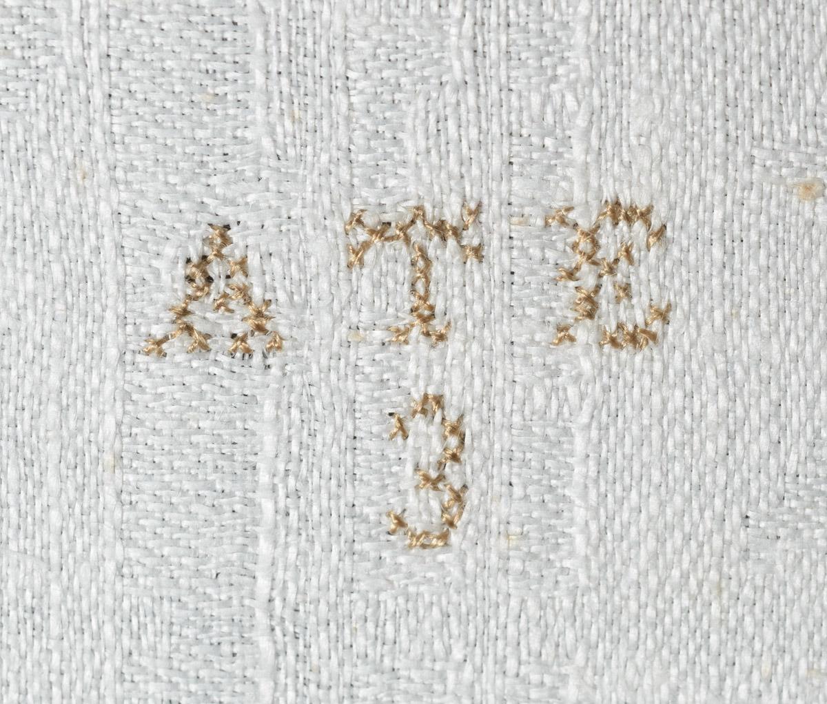 1968.0101 Napkin, detail 1