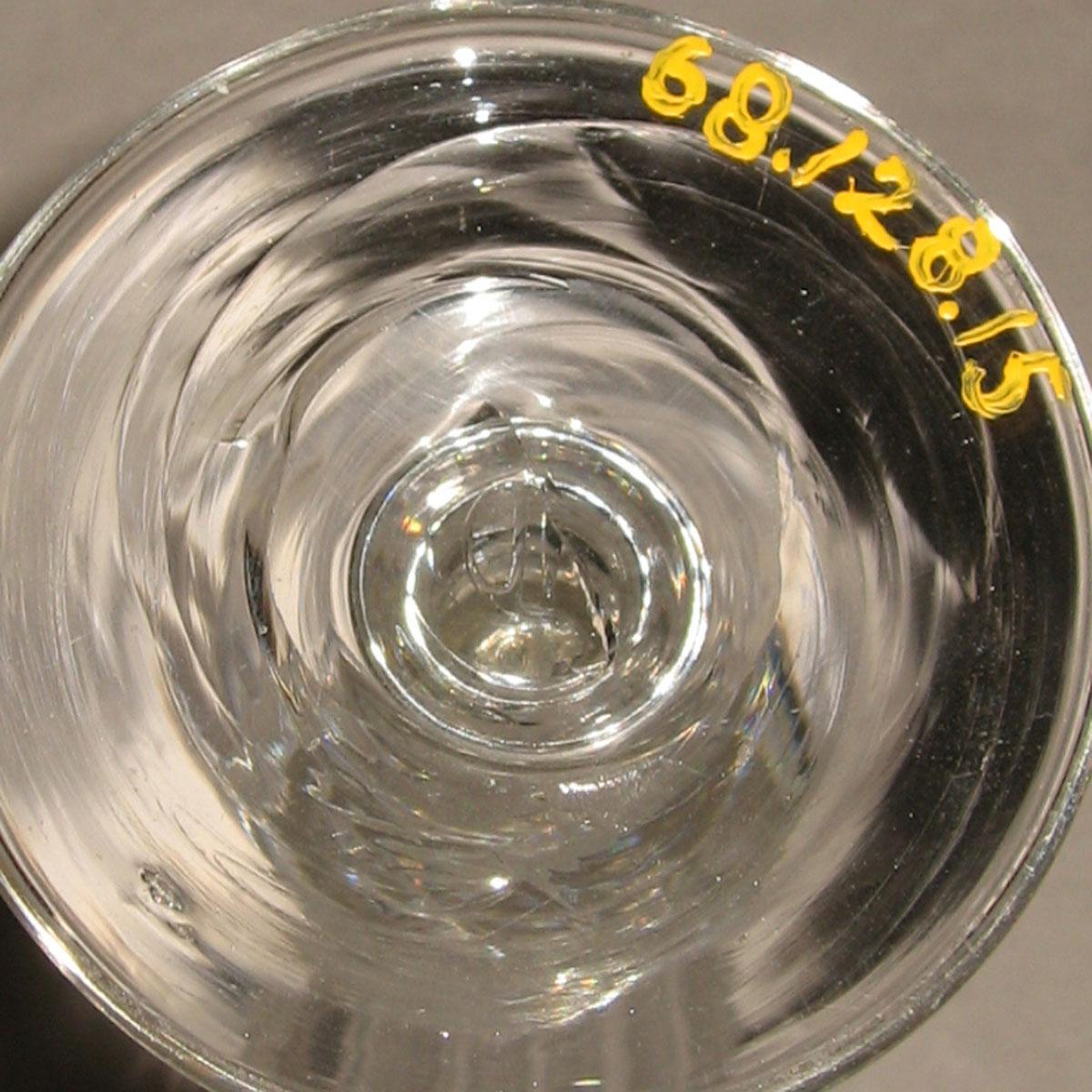 1968.0128.015 Lead glass champagne glass (underside)