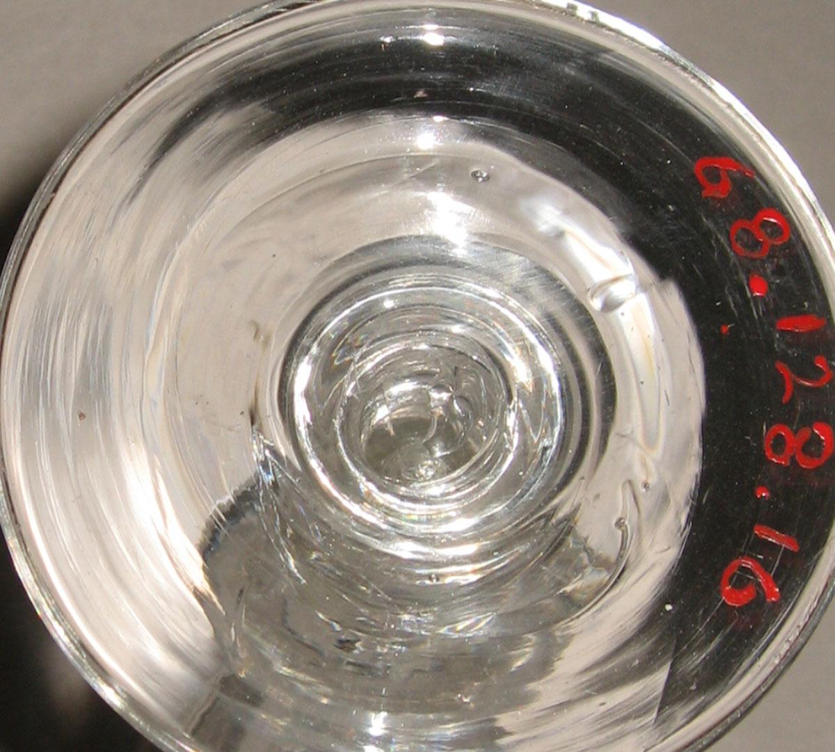 1968.0128.016 Lead glass champagne glass (underside)