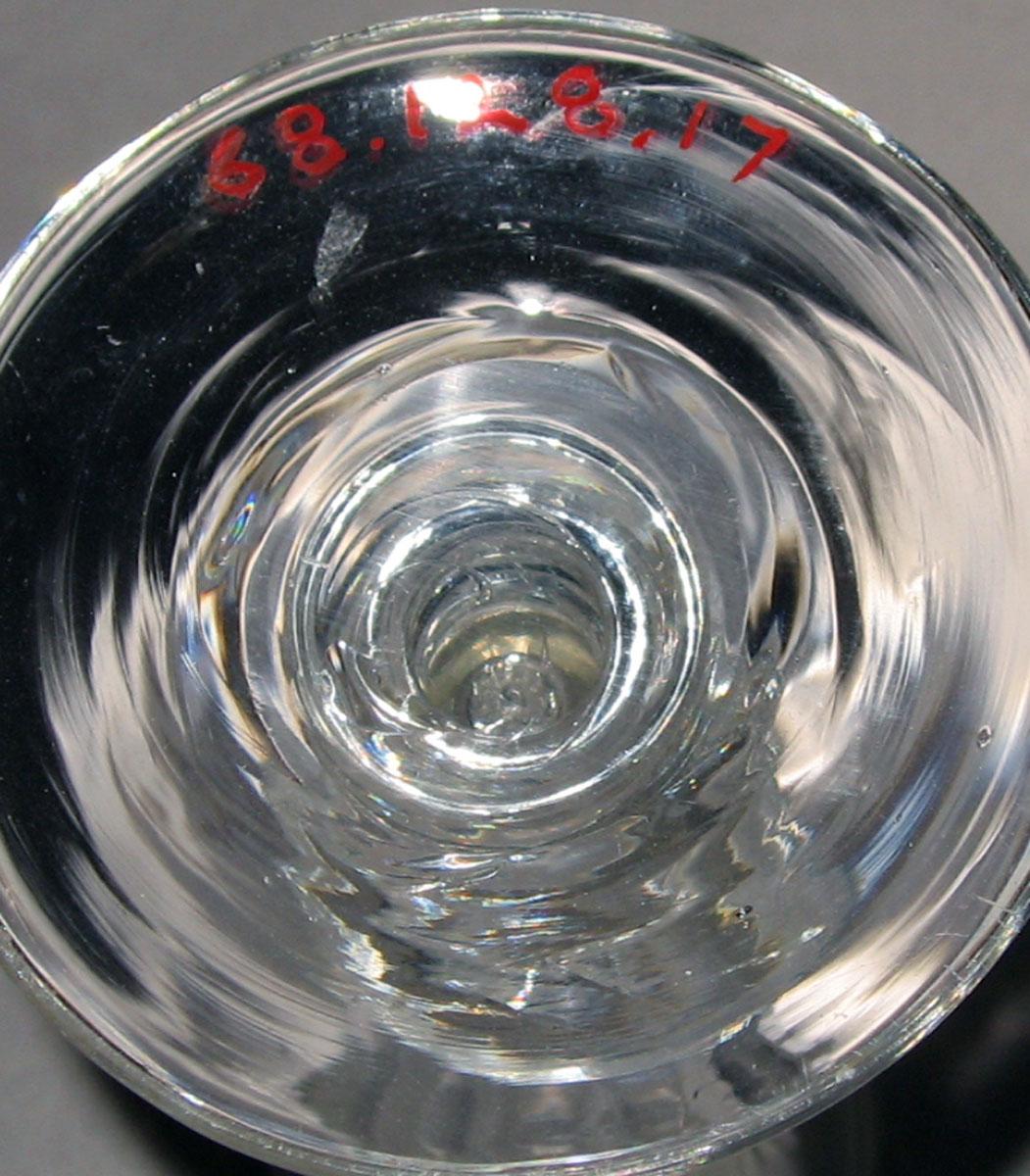 1968.0128.017 Lead glass champagne glass (underside)